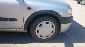 Protector plástico paso de rueda para Renault Clio II (1998-2001), antes del facelift, versión de 5 puertas