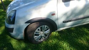 Protector plástico paso de rueda para Renault Clio II (2001-2006), después del facelift, versión de 5 puertas