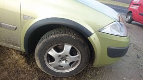 Protector plástico paso de rueda para Renault Megane II hatchback (2002-2009), versión de 3/5 puertas