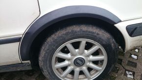 Protector plástico paso de rueda para Audi 80 B4 sedán (1991-1996)