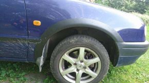 Protector plástico paso de rueda para Toyota Corolla VIII sedán/liftback (1997-2002)