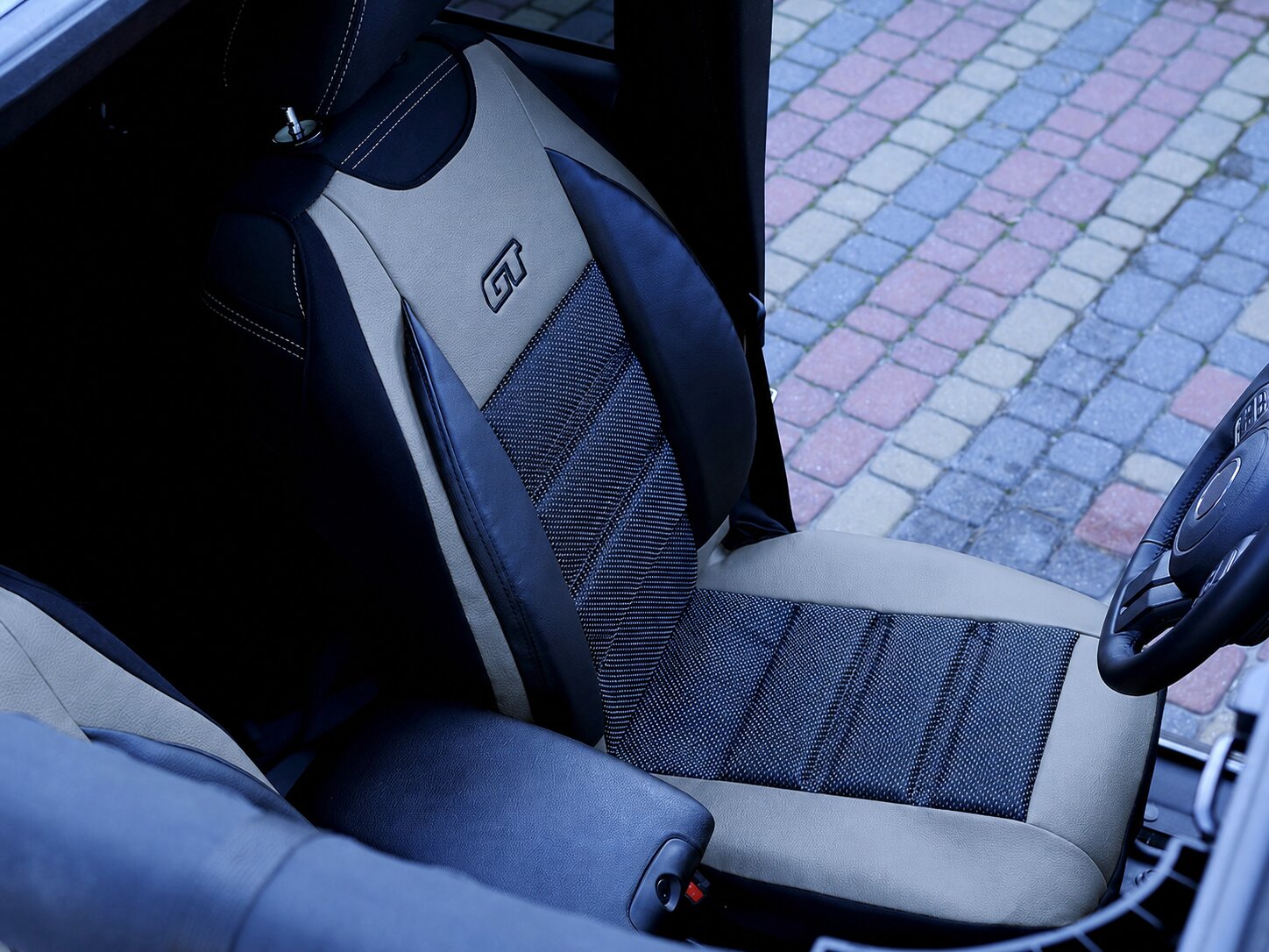 Detalle de la funda ergonómica GT Ergonomic en el asiento del conductor