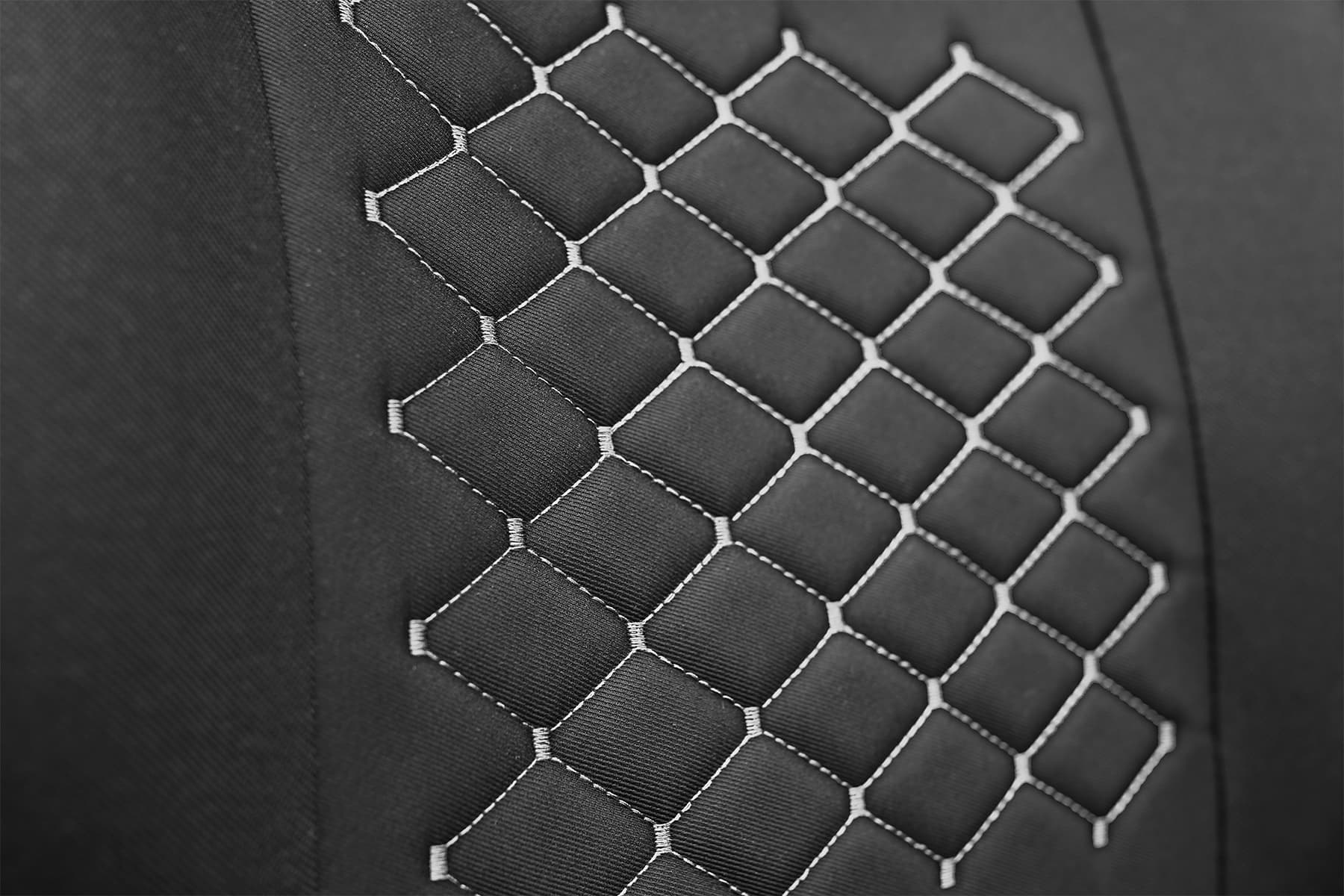 Detalle de la tela de tapicería y de las costuras grises de las fundas tipo camiseta Motive