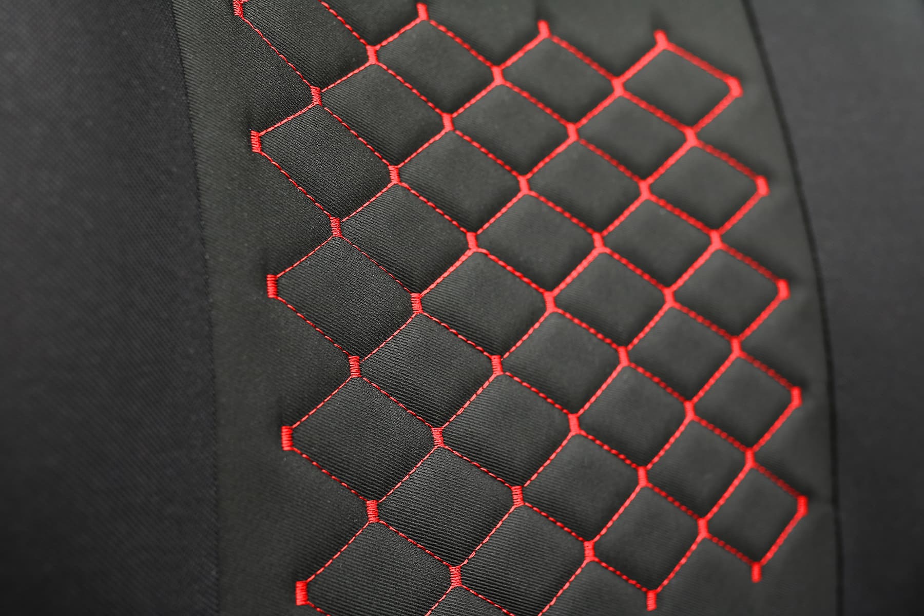 Detalle de la tela de tapicería y de las costuras rojas de las fundas tipo camiseta Motive