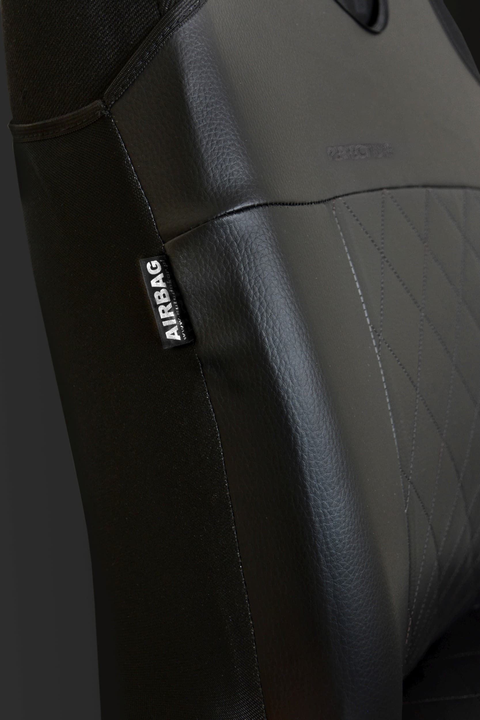 Detalle de la costura certificada para airbags laterales