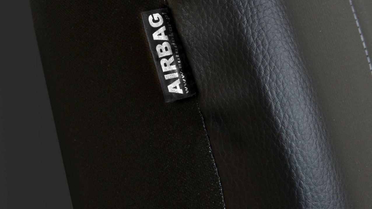 Detalle de la etiqueta AIRBAG certificada en el lateral de la funda negra