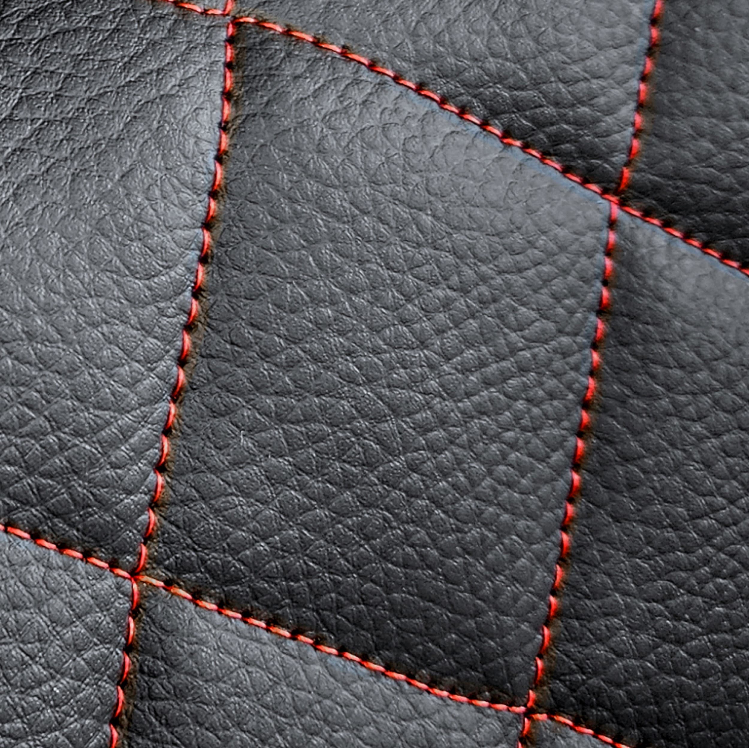 Fundas Perfect Line - detalle del acolchado en rombo con hilo rojo sobre ecopiel negra