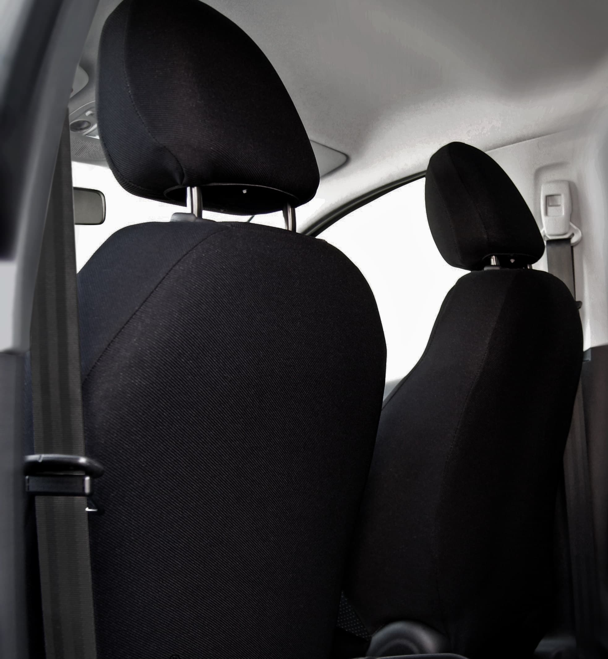 Vista de la protección completa de la parte trasera del asiento delantero con funda negra