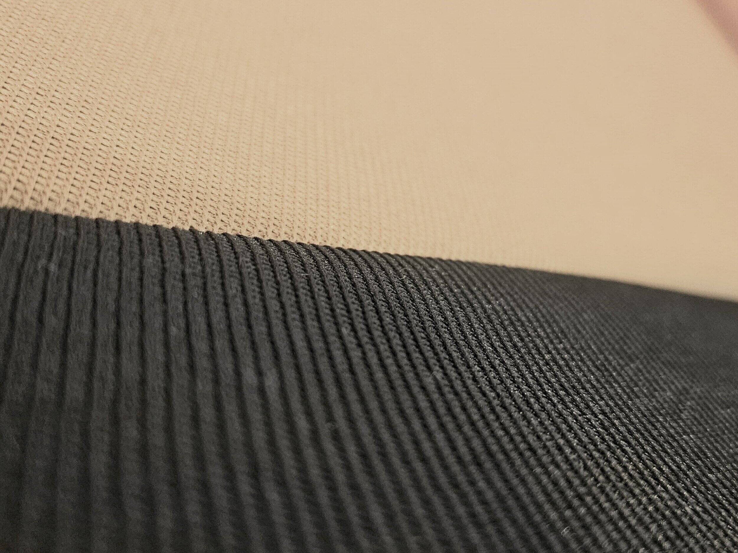 Detalle del material y bordado RS en las fundas de asiento