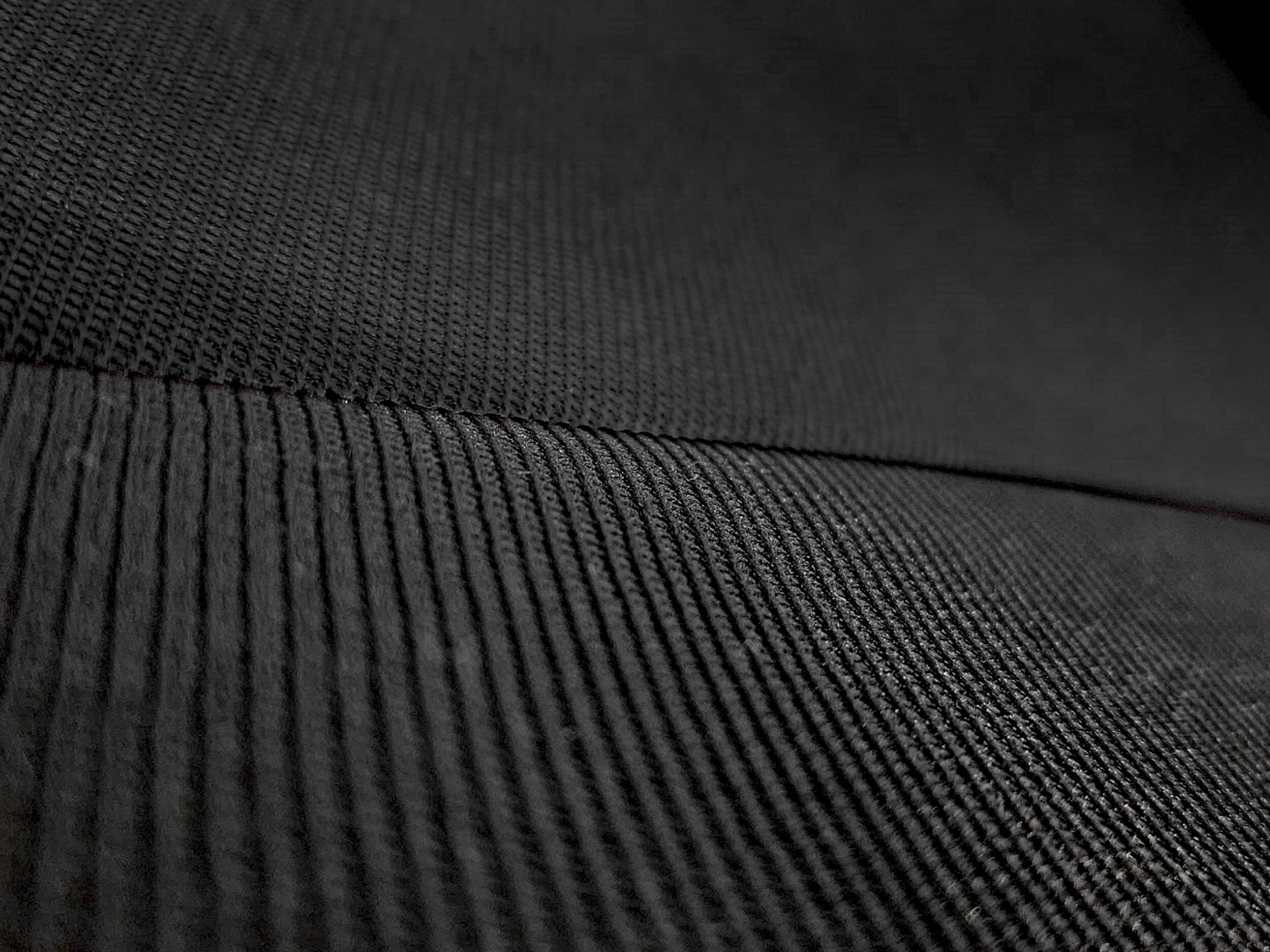 Detalle del material y bordado RS en las fundas de asiento