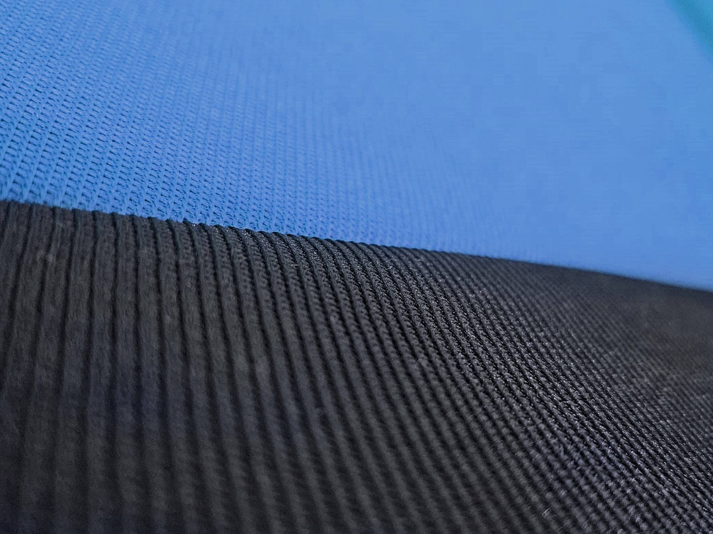 Detalle del material y bordado RS en las fundas de asiento