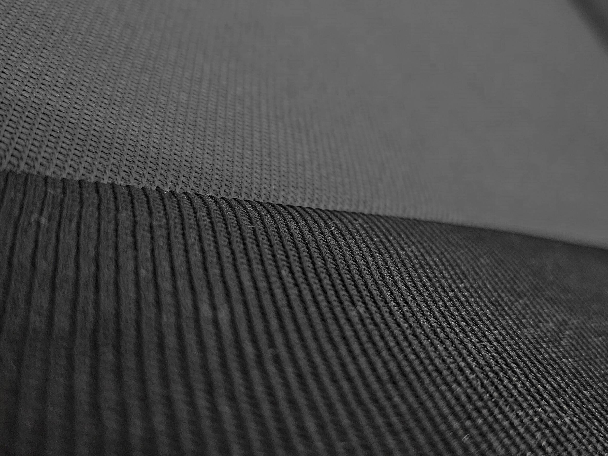 Detalle del material y bordado RS en las fundas de asiento