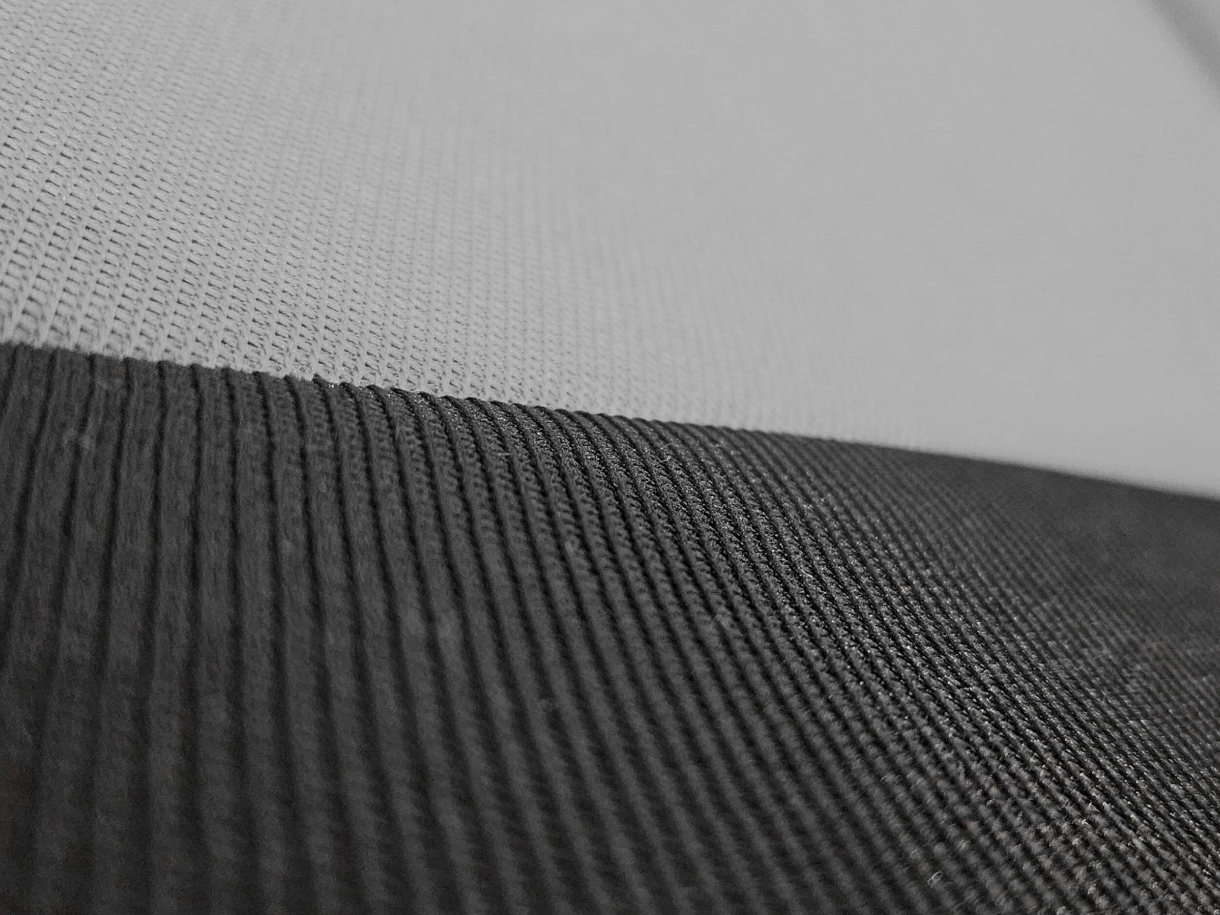 Detalle del material y bordado RS en las fundas de asiento