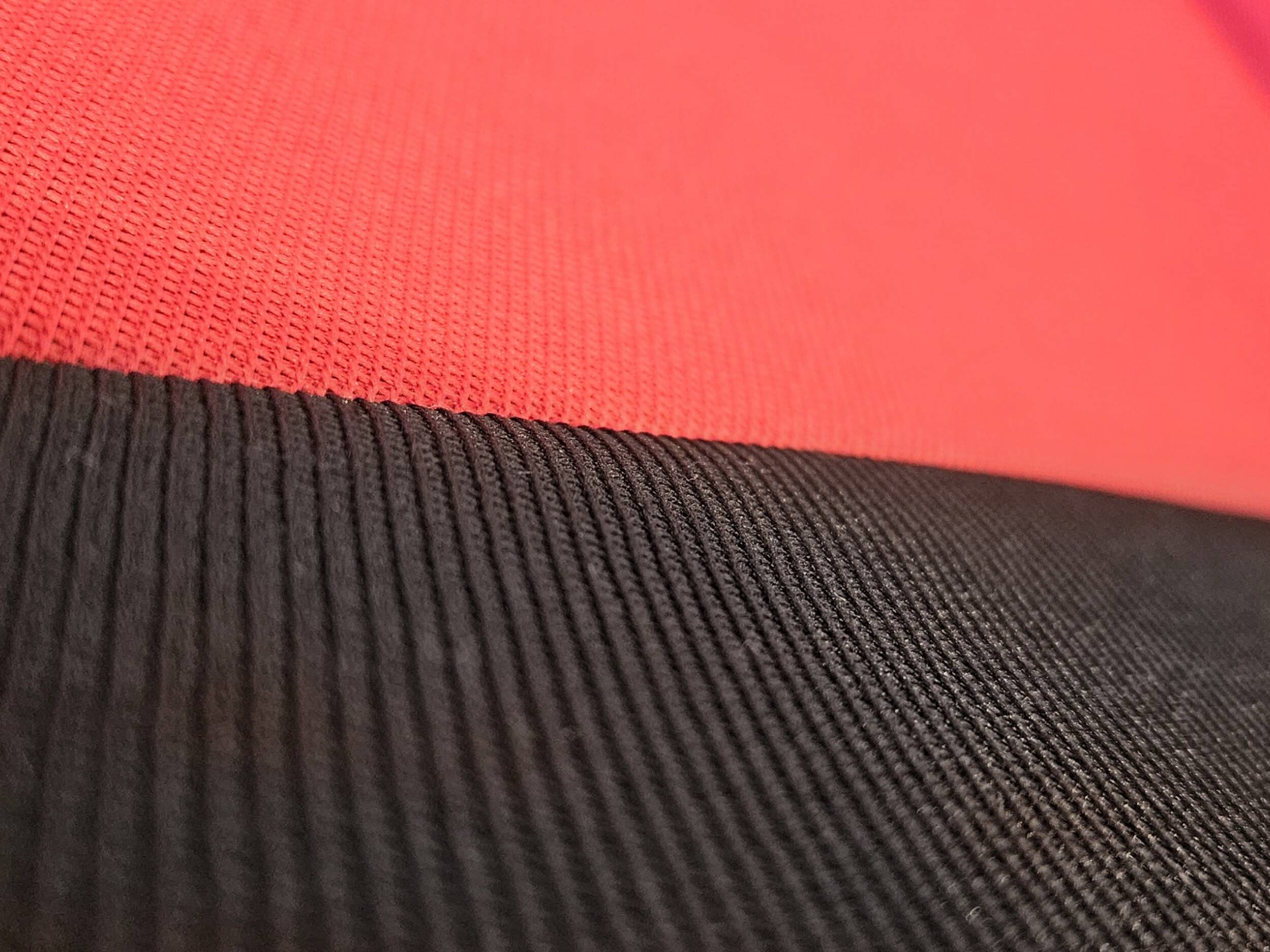 Detalle del material y bordado RS en las fundas de asiento